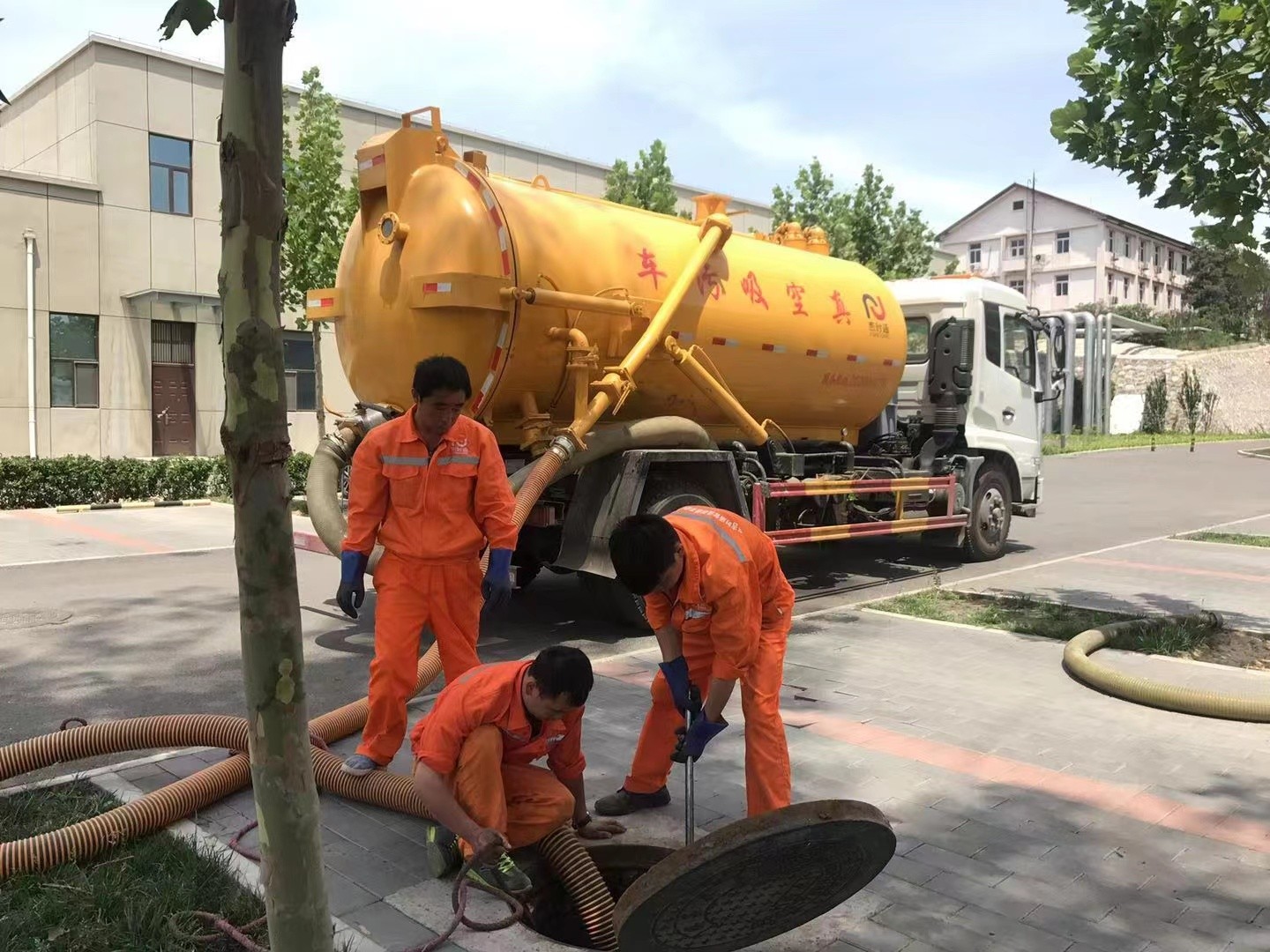 双柏管道疏通车停在窨井附近