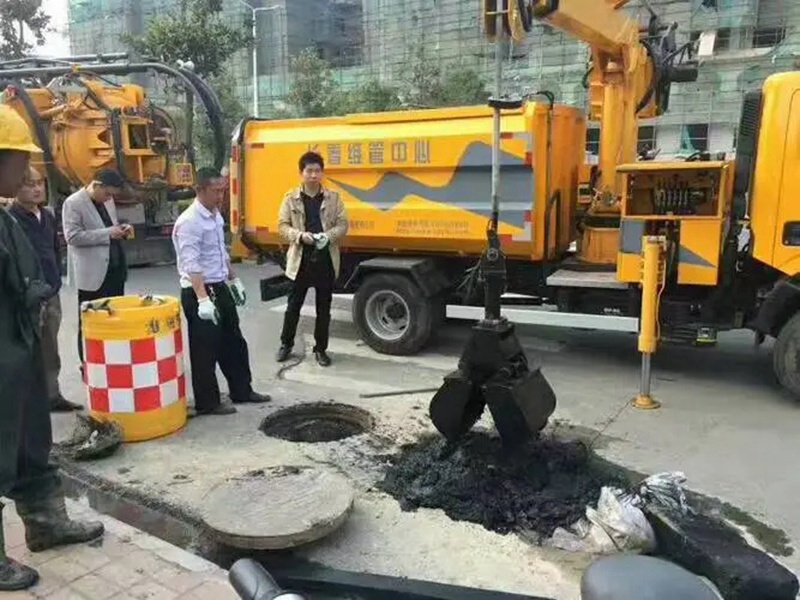 双柏街道：网格员化身“清道夫”，为民解忧疏通“堵心”化粪池