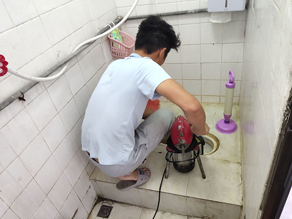 双柏肥皂掉到马桶里把马桶堵住了怎么办？马桶堵住了怎么办
