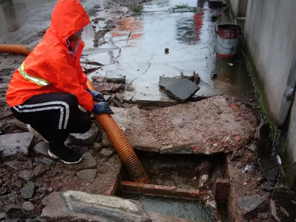 双柏专业清理污水池 炜誉市政以规范流程守护城市 “肠道”