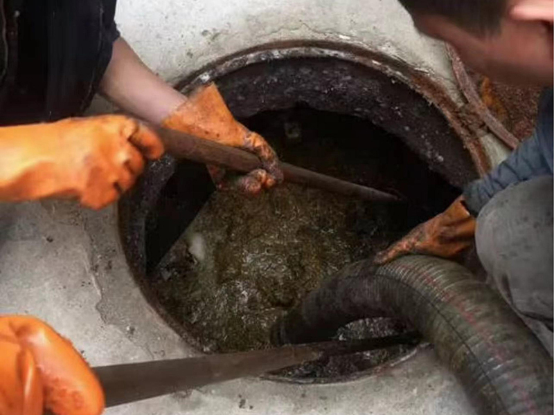 双柏清理化粪池时如何避免沼气的危害？